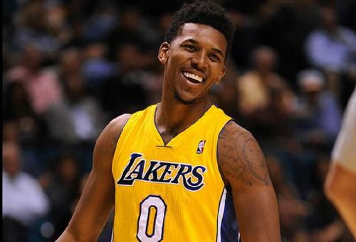 【巴萨】——拉菲尼亚的妻子（巴萨球员拉菲尼亚之妻）