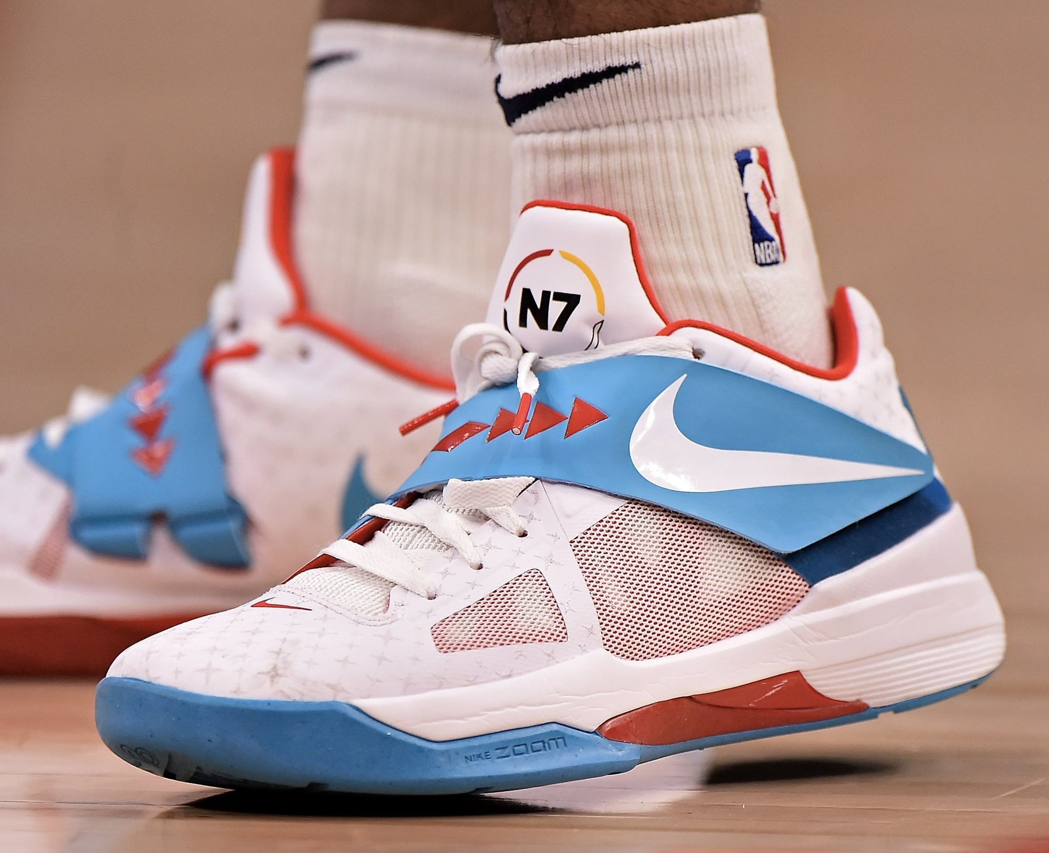 国乒多人香港街头行！王曼昱大笑露齿：8连胜张本美和国乒唯一（国乒众将香港街头漫步！王曼昱笑露齿，对张本美和豪取8连胜成队内唯一）